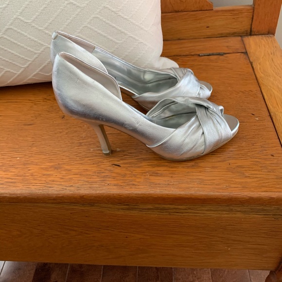 Nine West silver open toe heels 6.5M - Picture 5 of 6